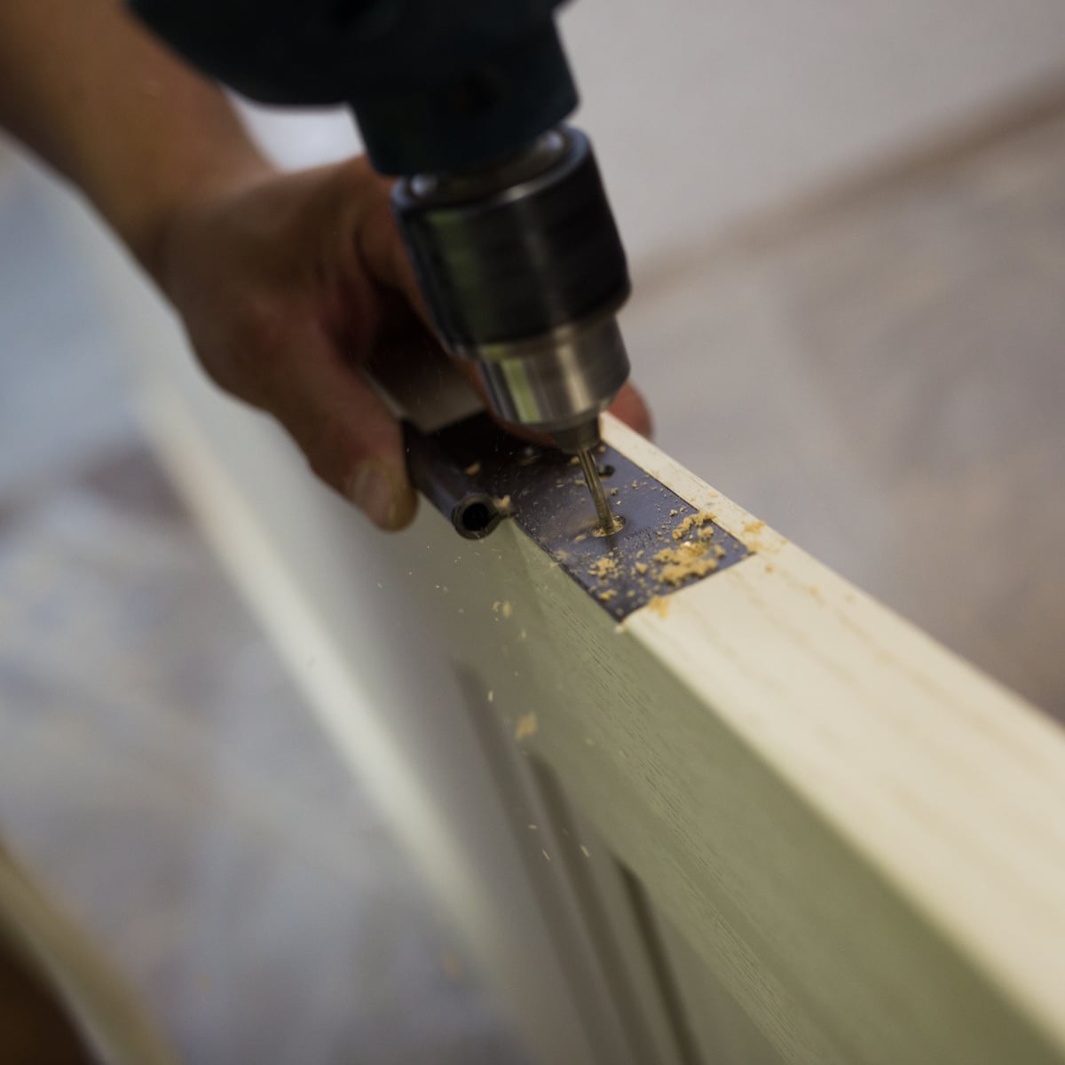 Perçage professionnel pour le montage précis d'une porte de meuble.